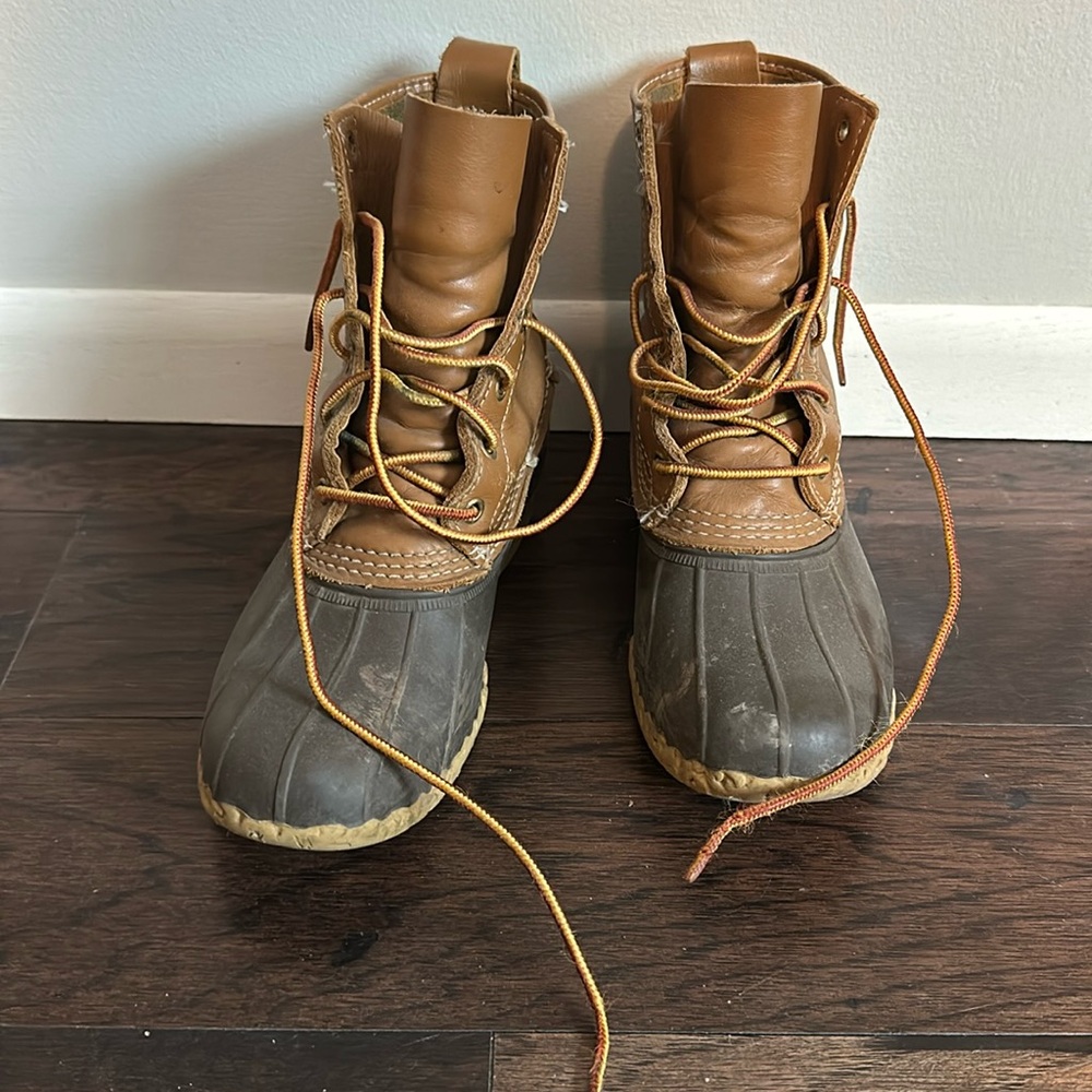 Women’s Bean Boots 

Size 8